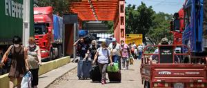 Reisende überqueren die Grenze von Argentinien nach Paraguey. Foto: Imago/Nathalia Aguilar