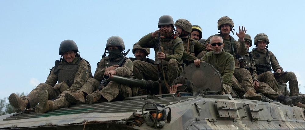 Ukrainische Soldaten fahren auf einem gepanzerten Mannschaftswagen (APC) auf einer Straße in der östlichen Region Luhansk nahe Bachmut (Symbolbild)