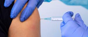 Eine Frau wird mit einem Corona-Impfstoff geimpft.