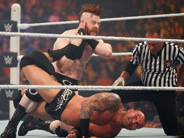 Hier wird Randy Orton von Bösewicht Sheamus traktiert.