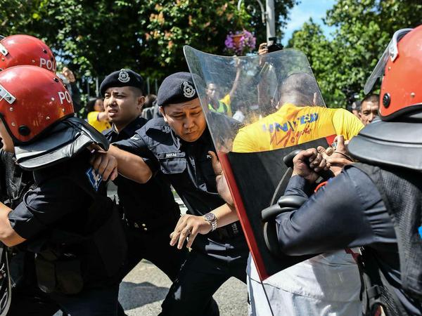 Die Polizei geht in Malaysia gegen Demonstranten vor.