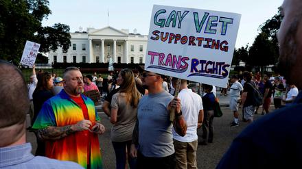 Demonstration vor dem Weißen Haus gegen Trumps Entscheidung zu einem Transgender-Verbot beim Militär (Archivaufnahme).