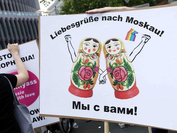 Ein Demoplakat beim Berliner CSD 2015 gegen Homophobie in Russland.