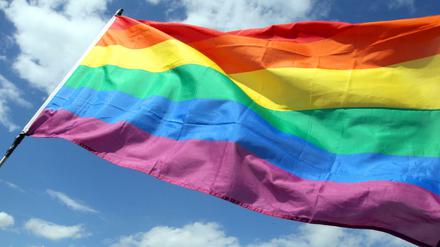 Die queere Regenbogenfahne.