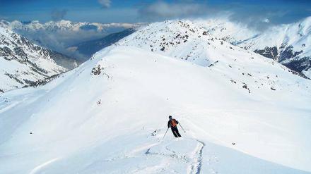 Wedeln statt wandern. Teile des Fernweges sind auch im Winter zu bewältigen. Des Skifahrers Lohn: unberührter Schnee. 
