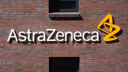 Blick auf das Firmenlogo des Pharmaunternehmens Astrazeneca an der neuen Firmenzentrale.