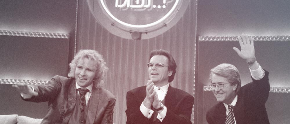 Die Moderatoren Thomas Gottschalk, Wolfgang Lippert und Frank Elstner sitzen auf einer Couch während der 100. «Wetten, dass...?»-Sendung. 