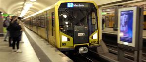 01.04.2022, Berlin, GER - U-Bahn der Linie 7 faehrt in den Bahnhof Mehringdamm ein.