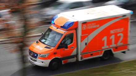 Die Rettungskräfte eilen am Montag zu einer Unterkunft in Cottbus.