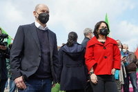 Olaf Scholz (SPD), Bundesfinanzminister und Kanzlerkandidat, und Annalena Baerbock (Bündnis90/Die Grünen), Kanzlerkandidatin, kommen zu einer Kundgebung des DGB auf den Bassinplatz.