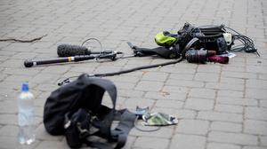 Die Ausrüstung eines Kamerateams liegt nach einem Übergriff im Mai vergangenen Jahres zwischen Alexanderplatz und Hackescher Markt auf dem Boden. 