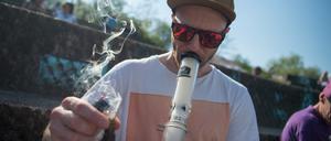 Ein Mann raucht eine Bong: Das Cannabis dazu kann er sich ab dem 1.4. legal anbauen.