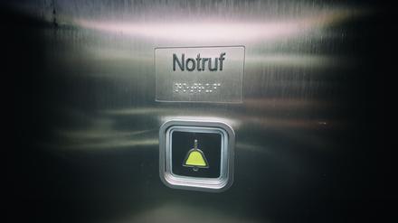 Notruftaste in einem Fahrstuhl. 