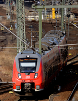 Ein Regionalexpress der Deutschen Bahn fährt aus dem Potsdamer Hauptbahnhof in Richtung Berlin.