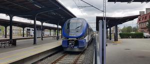 Ein Zug der Niederbarnimer Eisenbahn (NEB) von Berlin nach Jelenia Gora in Polen.