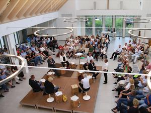 Wahlpodium im Kirchsaal in Kleinmachnow, hier zur Landtagswahl 2019.