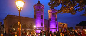 Veranstaltung in Potsdam anlässlich des Weltmädchentages. Spot an für Mädchen - das Nauener Tor wurde bunt angeleuchtet. Außerdem gab es eine Mädchenparty und Street-Food