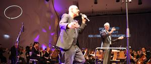 Sowohl Nikolaisaal Potsdam wie auch Filmorchester Babelsberg sind am neuen Theaterrahmenvertrag beteiligt. Beide stemmten 2022 unter anderem gemeinsam „Sing dela Sing“ mit Cem Arnold Süzer.