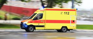 Ein Rettungswagen ist in Potsdam unterwegs.