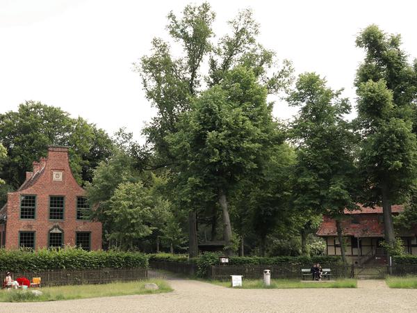 Das Gebäudeensemble von Jagdschloss (l.) und Kastellanhaus. Hinter dem Jagdschloss befindet sich das Hauptmannhaus.