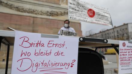 Digitalisierung für Brandenburgs Schulen wird schon lange gefordert - hier bei einer Demonstration auf dem Alten Markt in Potsdam.