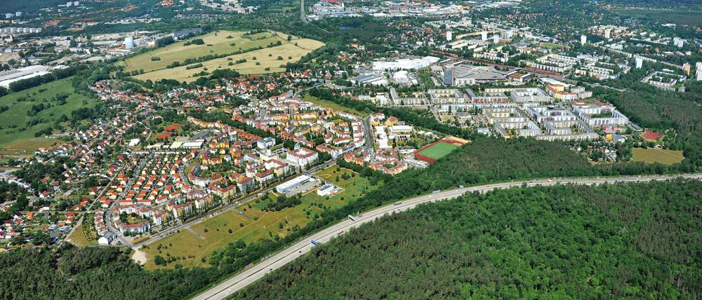 Das Kirchsteigfeld: Im Vordergrund erkennbar ist die Brache, die bebaut werden soll. 