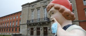 Eine historische Kinderfigur vor einem Altbau der Universität Potsdam.