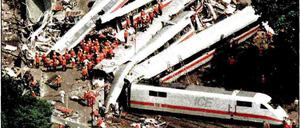 Die bisher schwerste Zugkatastrophe in Deutschland: 101 Menschen starben, als der ICE „Wilhelm Conrad Röntgen“ am 3. Juni 1998 wegen eines Radreifenbruchs entgleiste.