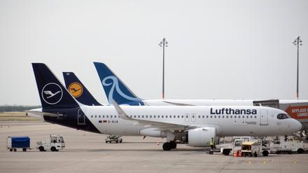 Airbus A320 der Lufthansa auf dem Vorfeld des Flughafen BER. 