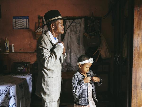 Der an Demenz erkrankte Dada Paul Rakotazandriny (91) und seine Enkelin Odliatemix Rafaraniriana (5) bereiten sich am Sonntagmorgen, 12.03.2023, in seinem Haus in Antananarivo, Madagaskar, auf den Gottesdienst vor. Die Fotostrecke von Lee-Ann Olwage wurde zur World Press Photo-Story des Jahres gewählt. 