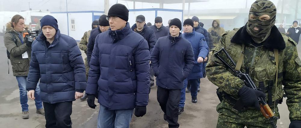 Ein von Russland unterstützter Separatistensoldat (r) begleitet eine Gruppe von ukrainische Kriegsgefangene in der Nähe des Kontrollpunktes Horliwka, Ostukraine, bei einem Gefangenenaustausch (Archivbild).