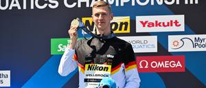 Florian Wellbrock präsentiert seine Goldmedaille.