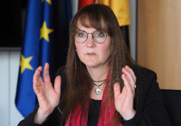 Katrin Lange (SPD), Brandenburger Ministerin der Finanzen und für Europa, spricht während eines Interviews mit der dpa. +++ dpa-Bildfunk +++