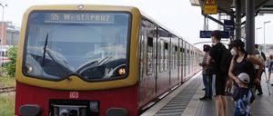 Die S-Bahn in Berlin hat immer wieder mit der Pünktlichkeit zu kämpfen. Ab der zweiten Jahreshälfte soll dagegen Künstliche Intelligenz zum Einsatz kommen.