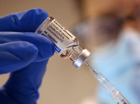 Eine Arzthelferin zieht in einer Praxis einer Hausärztin eine Spritze mit dem Corona-Impfstoff Janssen von Johnson & Johnson gegen das Corona-Virus auf.