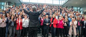Die SPD-Fraktion applaudiert dem wiedergewählten Fraktionschef Rolf Mützenich (vorne) bei einem Gruppenbild am 29. September 2021. 