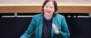 Silke Gebel, Fraktionsvorsitzende von Bündnis 90/Die Grünen im Abgeordnetenhaus, spricht in der Plenarsitzung im Berliner Abgeordnetenhaus. Im Plenum geht es in einer Generalaussprache um das Haushaltsgesetz für die Jahre 2022/2023. +++ dpa-Bildfunk +++