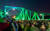 Kein Durchkommen: Zu den Feierlichkeiten auf der Glienicker Brücke kamen Hunderte Menschen.