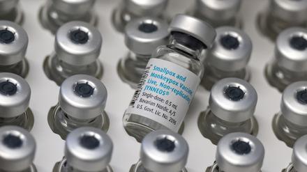 Leere Ampullen mit dem Impfstoff von Bavarian Nordic (Imvanex / Jynneos) gegen Affenpocken stehen im Klinikum rechts der Isar in einer Schachtel auf einem Tisch. 