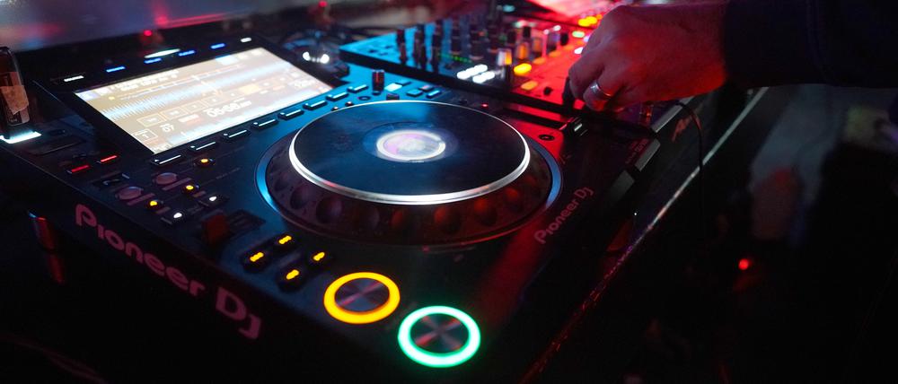 Ein DJ legt während der wöchentlichen Veranstaltung „Topspin Techno“ im Solar Club im Baalsaal auf der Reeperbahn auf.