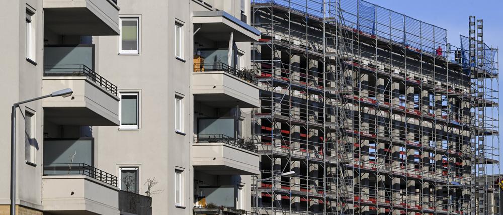 Blick auf neue Wohngebäude im Havel Quartier Potsdam, wo der Wohnungsbau voranschreitet. 