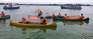 Aktivisten der Letzten Generation haben bei der Boots-Messe in Werder (Havel) Yachten am Auslaufen gehindert.
