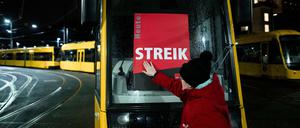 Eine Mitarbeiterin klebt ein Poster, auf dem «STREIK» steht, auf eine Bahn im Depot der Ruhrbahn in Essen. In dem bundesweit in regionalen Verhandlungen laufenden Tarifkonflikt des öffentlichen Nahverkehrs hatte die Gewerkschaft Verdi Beschäftigte der Branche in mehr als 80 Städten zu einem Warnstreik aufgerufen. 