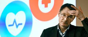 Bundesgesundheitsminister Karl Lauterbach (SPD) spricht beim 45. Deutschen Krankenhaustag in der Messe während der Medizin-Messe «Medica». 
