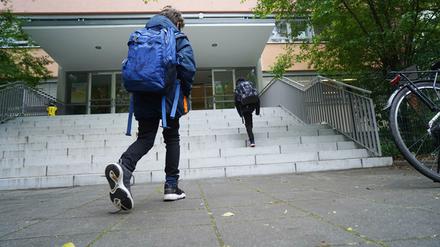 Schulkinder gehen zum Unterricht in die Grundschule am Kollwitzplatz.