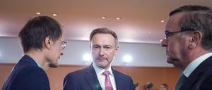 Bundesfinanzminister Christian Lindner (FDP) gemeinsam mit Verteidigungsminister Boris Pistorius (SPD) und Bundesgesundheitsminister Karl Lauterbach (SPD) im Gespräch im Rahmen der Sitzung des Bundeskabinetts.