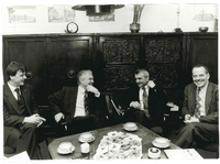 Brandenburgs erster Ministerpräsident Manfred Stolpe (SPD/2.v.l) um 1990 im Gespräch mit BNN-Geschäftsführer Detlef Gottschling (1.v.l.) und Chefredakteur Georg Jopke (2.v.r.). 