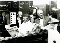 "BNN"-Chefredakteur Georg Jopke (2.v.l.) und Verlagsdirektor Wolfgang Grüttner (4.v.l.) 1984 bei einem Besuch der Druckerei. 