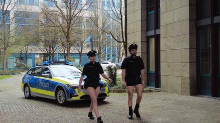 Das Standbild aus einem Youtube-Video der Polizeigewerkschaft (DPolG) zeigt Polizisten ohne Hosen und soll den eklatanten Mangel an Dienstkleidung bei der bayerischen Polizei anklagen. 