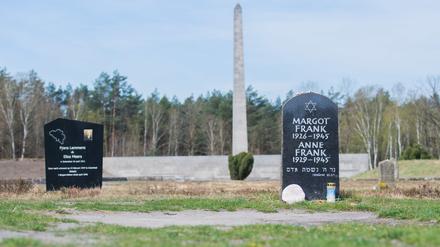 Ein Grabstein erinnert in der Gedenkstätte Bergen-Belsen unter anderem an Margot und Anne Frank.